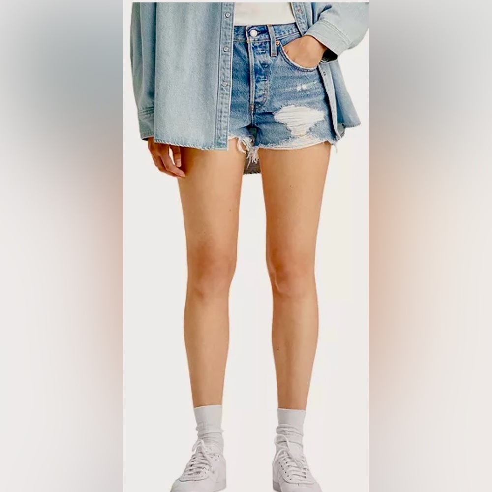 Levi’s Denim Shorts High Waisted Destructed Cotton Raw Hems in Blue wash Size 25